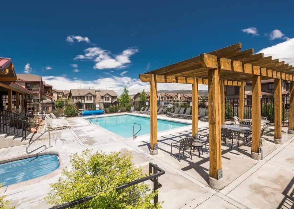 4 Bedroom 3 Bathroom and Hot Tub Minutes from Slopes House in Summit Park