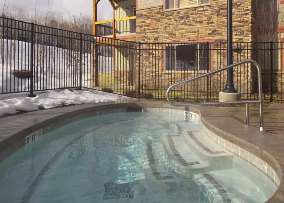 4 Bedroom 3 Bathroom and Hot Tub Minutes from Slopes House in Summit Park