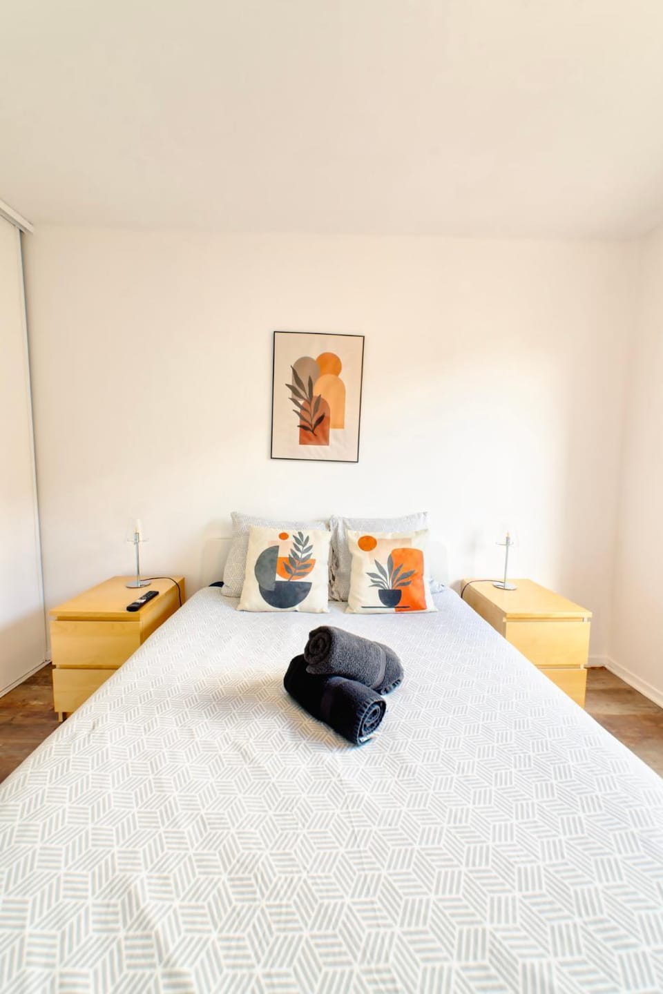 Bed, Photo of the whole room, Bedroom, towels