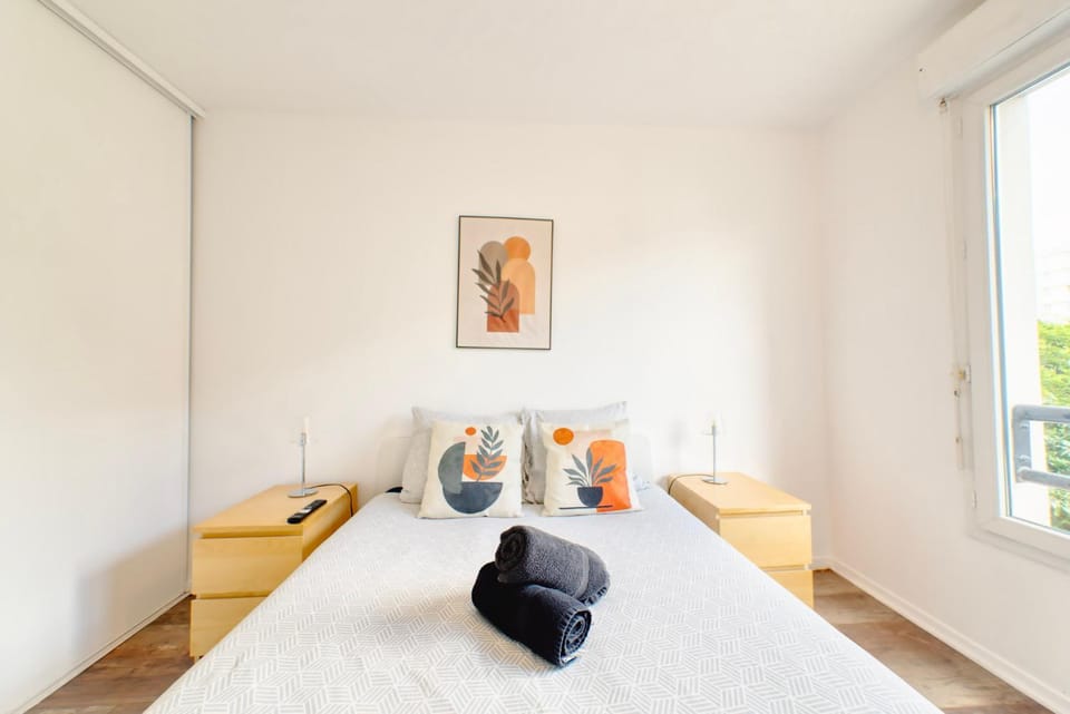 Bed, Photo of the whole room, Bedroom, towels