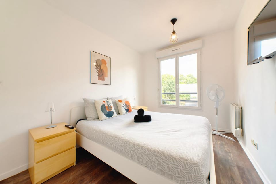 Bed, TV and multimedia, Photo of the whole room, Bedroom