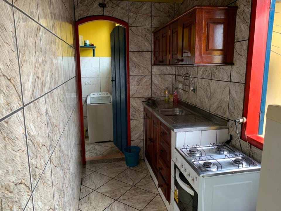 Casa Colorida - Acomodação para 14 pessoas - 10 minutos a pé do centro - Churrasqueira Apartment in Paraty