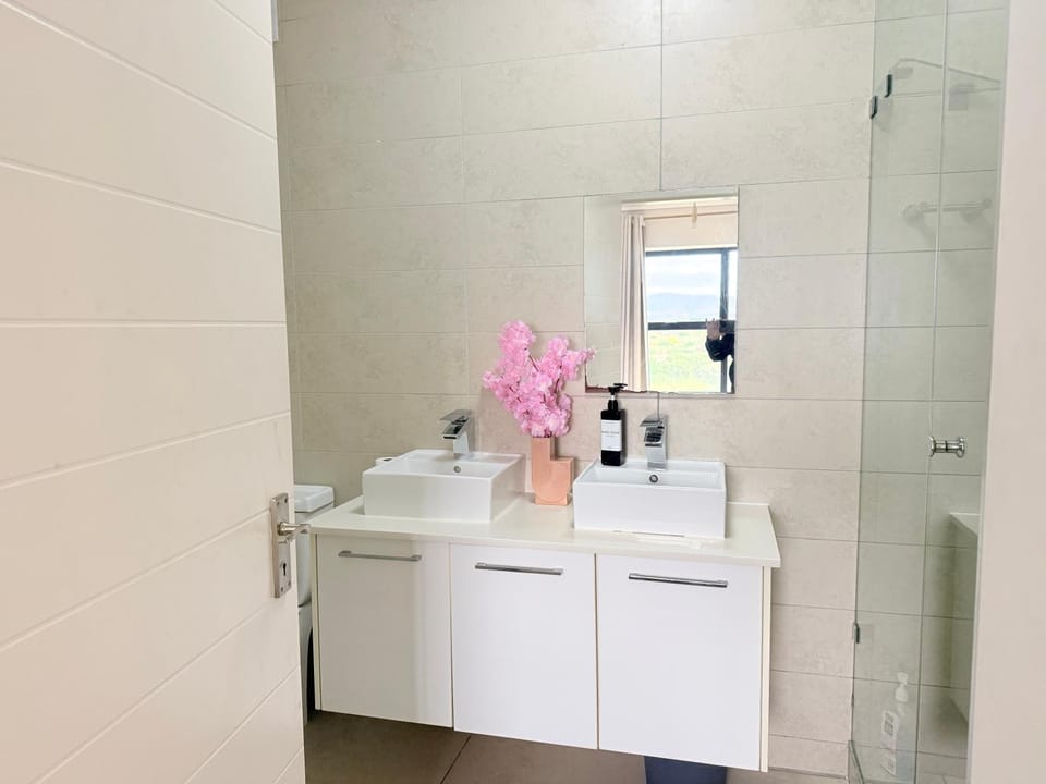 6 sleeper apartment near Canal Walk Apartment in Cape Town