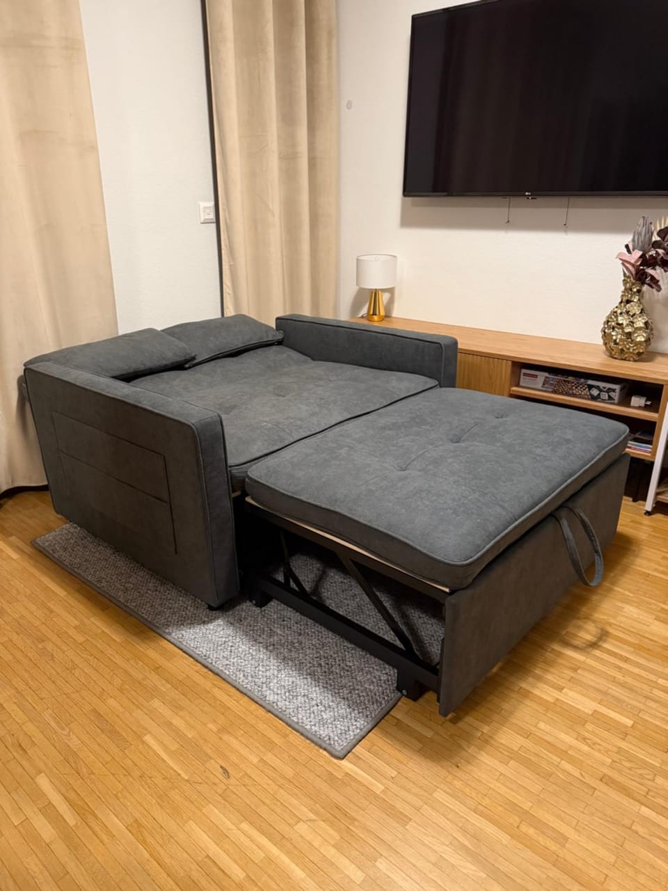 Bed, TV and multimedia, Seating area, Bedroom