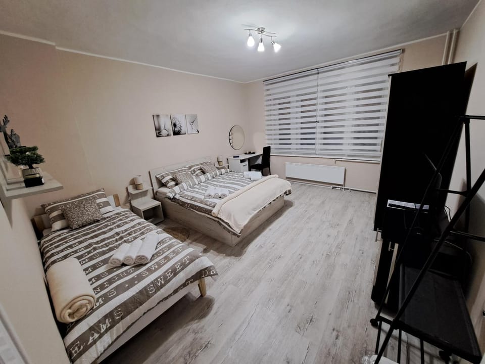 Bed, TV and multimedia, Photo of the whole room, Bedroom