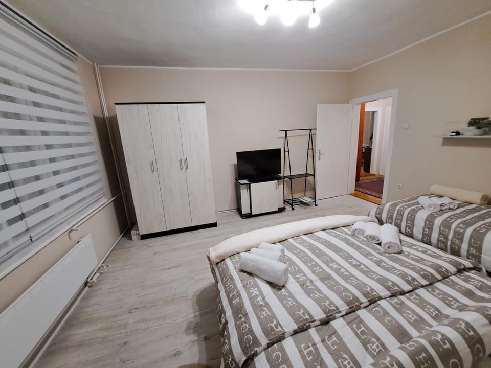 Bed, TV and multimedia, Photo of the whole room, Bedroom, wardrobe