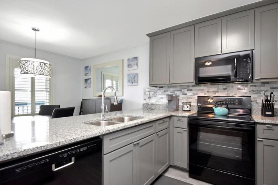 Coffee/tea facilities, Kitchen or kitchenette, dishwasher, stove, toaster