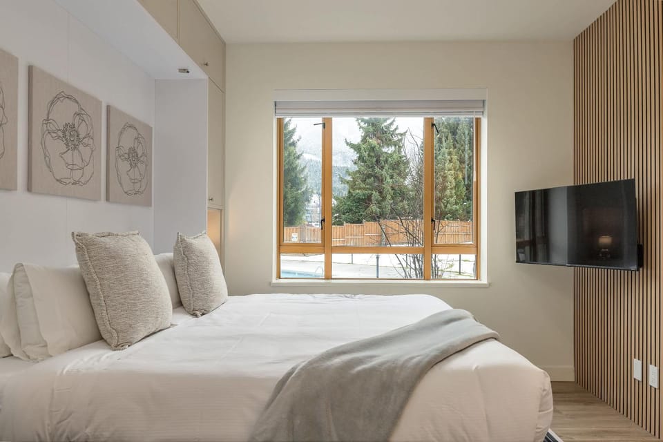 Newly Renovated KING BED STUDIO in the Village House in Whistler