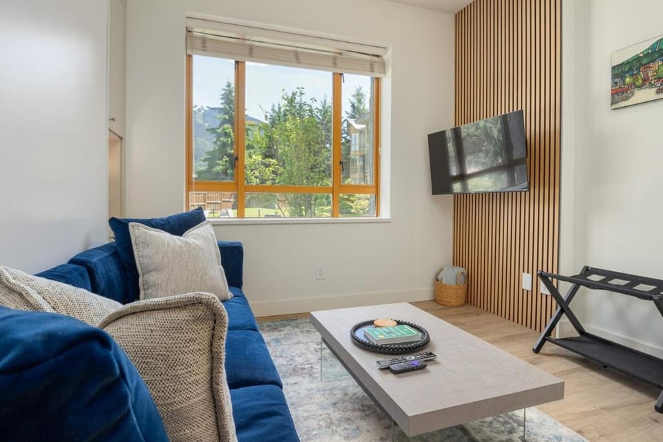 Newly Renovated KING BED STUDIO in the Village House in Whistler