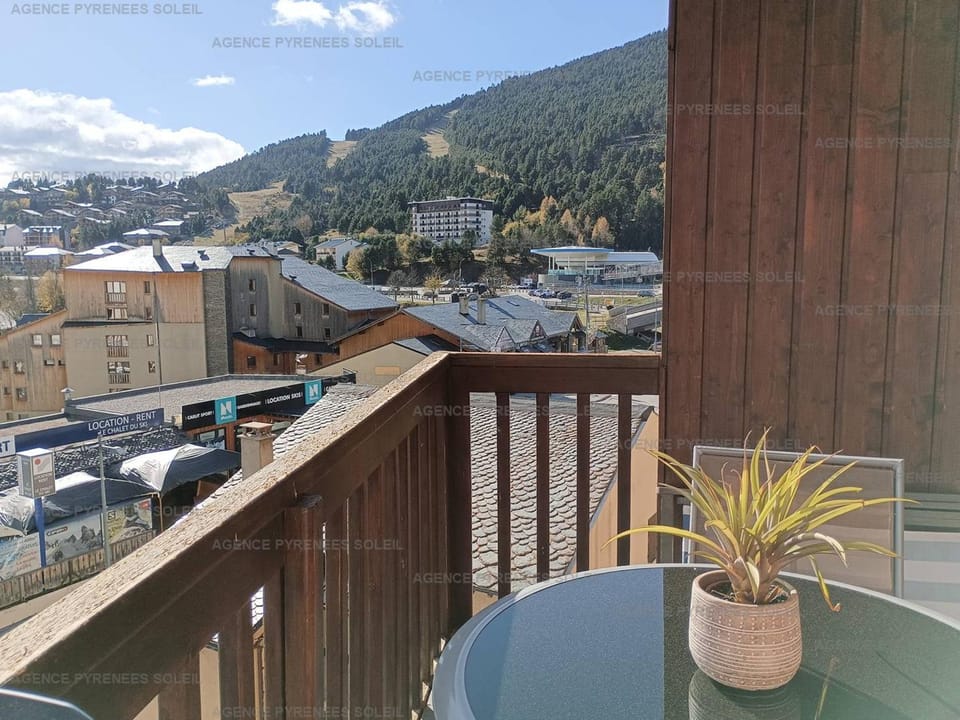 F2 au pied des pistes avec WiFi et parking - FR-1-295-202 Apartment in Occitanie