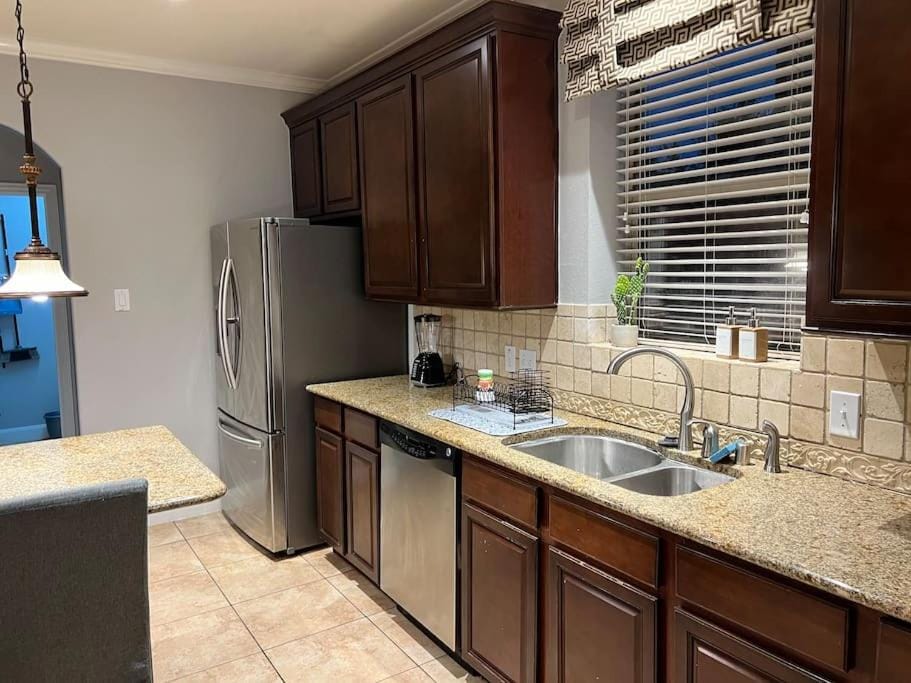 Taste of Texas Luxury Lakeside Beauty House in Pearland