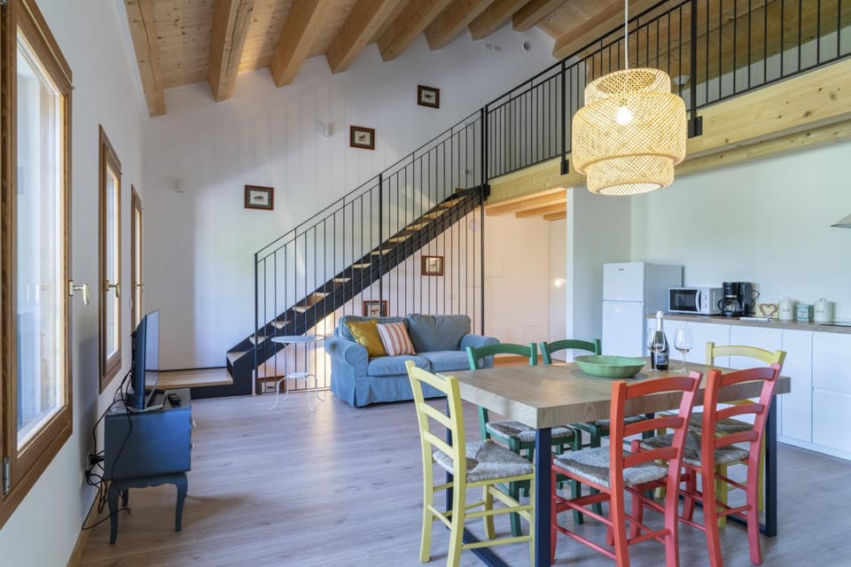 Kitchen or kitchenette, Living room, Seating area, Dining area