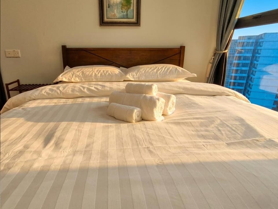 Bed, Bedroom, towels
