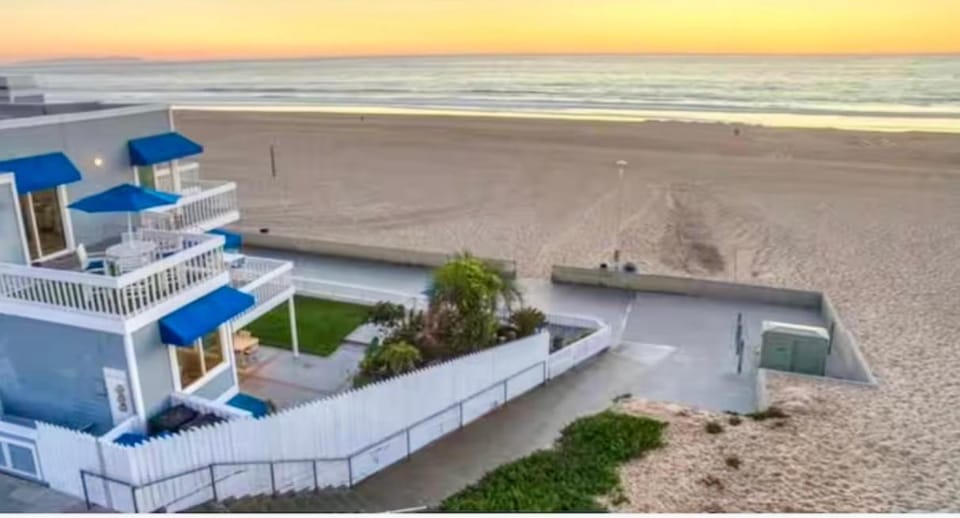 90210 Beach House Top Unit Apartment in Hermosa Beach