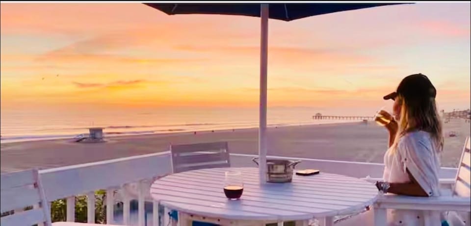 90210 Beach House Top Unit Apartment in Hermosa Beach