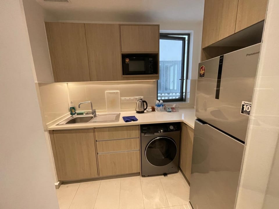 Kitchen or kitchenette, stove, washing machine