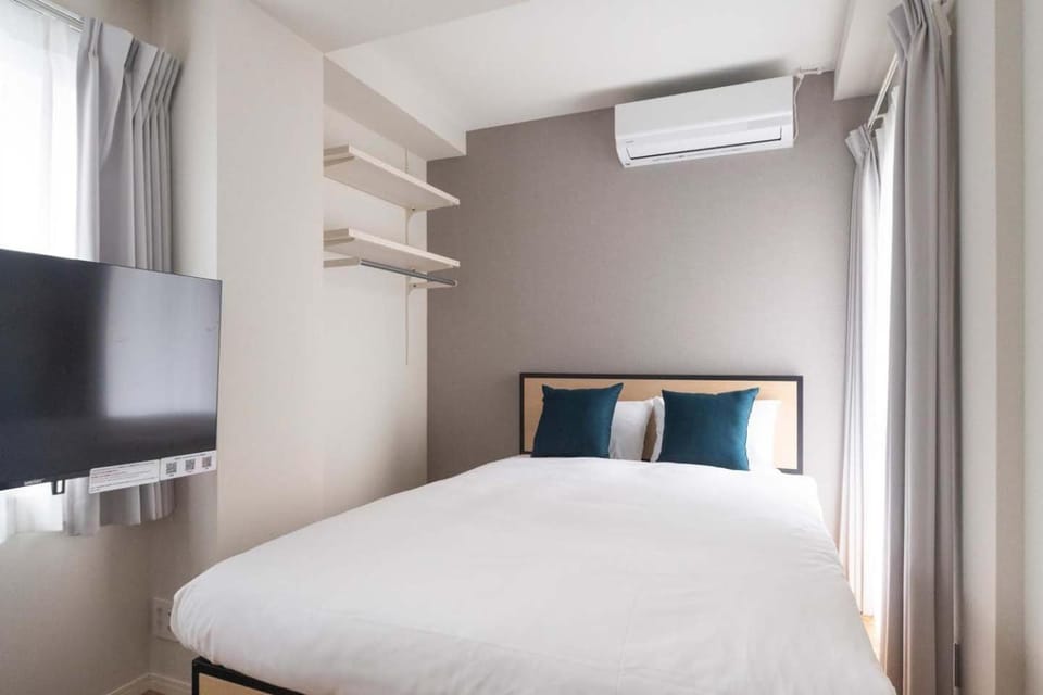 Bed, air conditioner