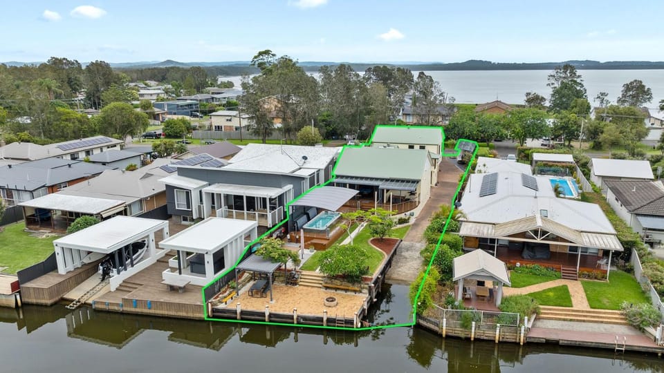 Property building, Day, Neighbourhood, Natural landscape, Activities, Bird's eye view, City view, Sea view, Street view, Location