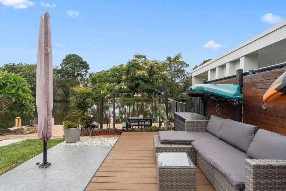 Property building, Patio, Spring, Day, Garden, Seating area, Garden view, Lake view