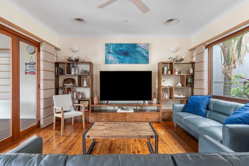 Communal lounge/ TV room, TV and multimedia, Living room, Seating area, Evening entertainment