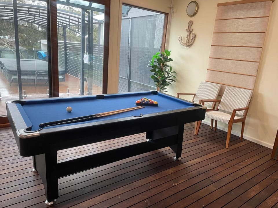 Billiard, Game Room