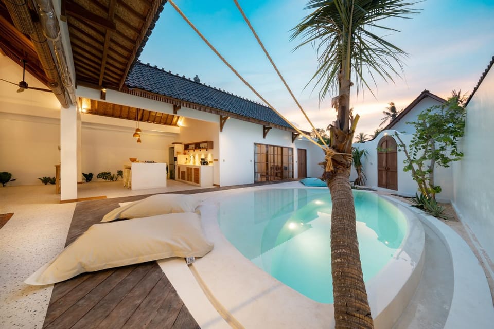 Swimming pool, kitchen