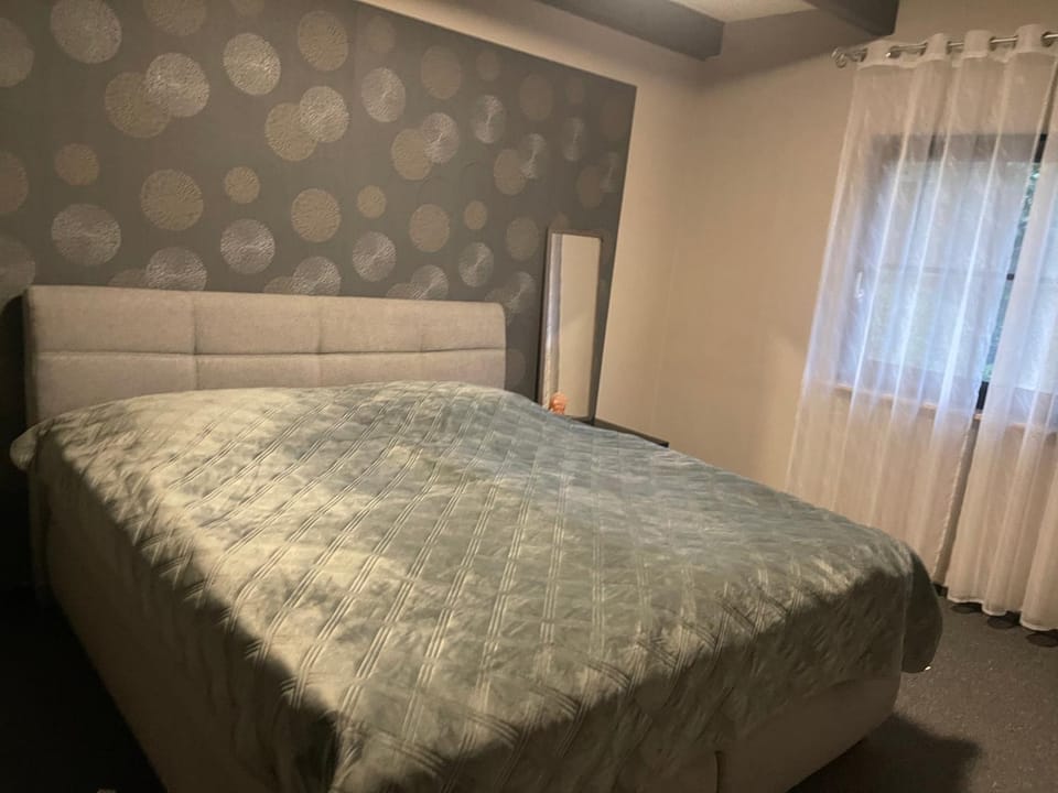 Gehobene drei Zimmer Ferienwohnung mit Esszimmer und Kamin mit überdachter Terrase und dem Teich idyllisch sich zu erholen Apartment in Hesse
