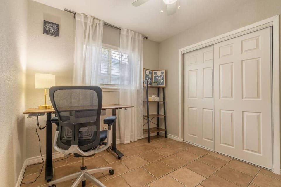 5 miles to Lackland AFB Cozy Casa with King Bed House in San Antonio