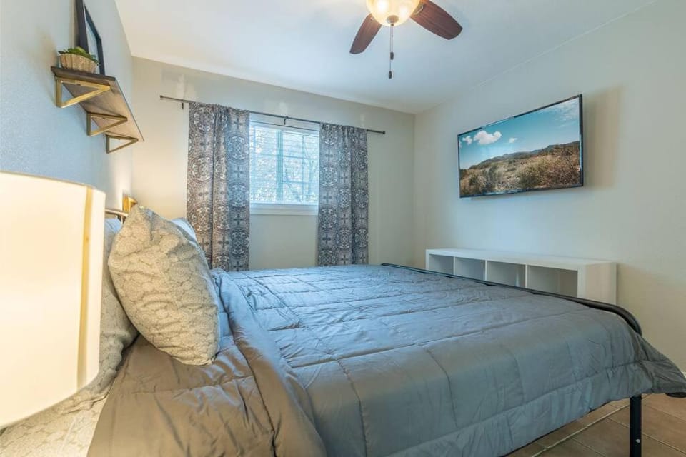 5 miles to Lackland AFB Cozy Casa with King Bed House in San Antonio