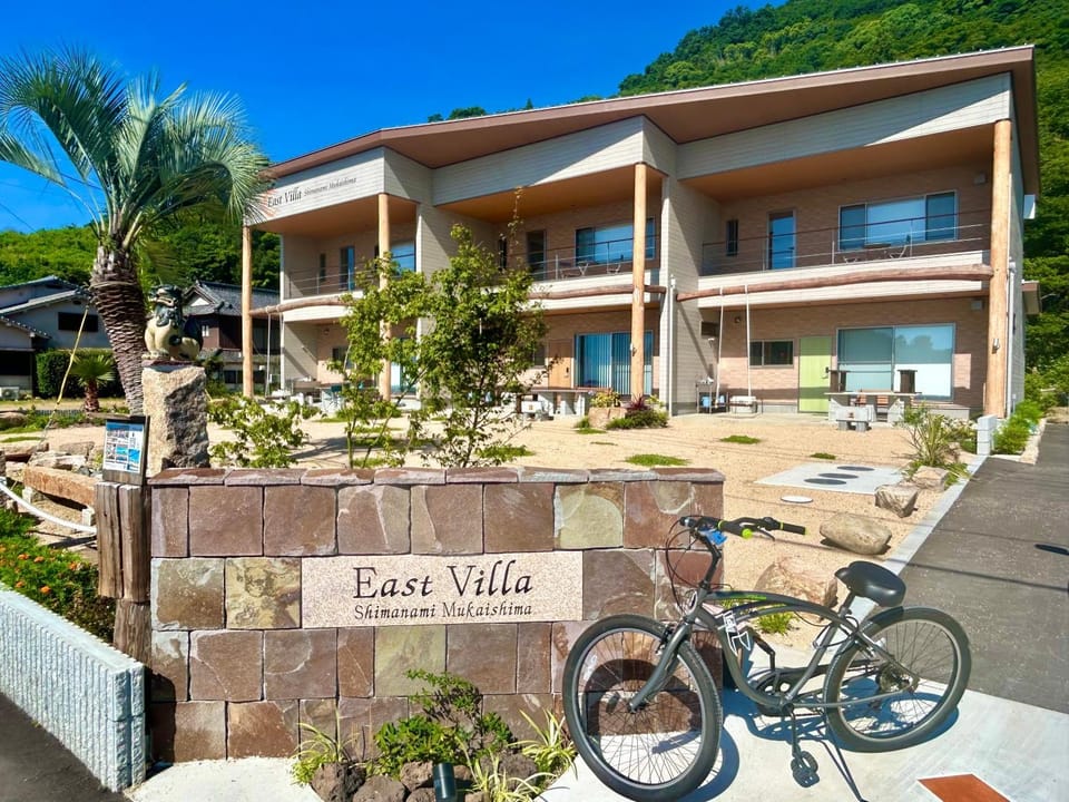 Property building, Day, Natural landscape, Garden, Mountain view