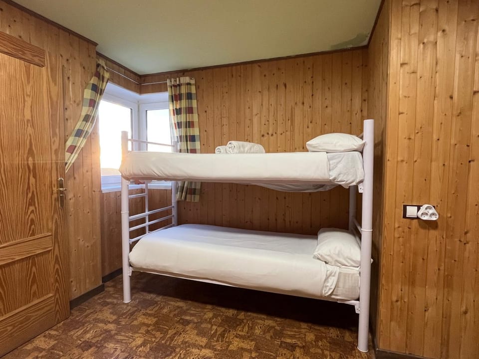 Bedroom, bunk bed