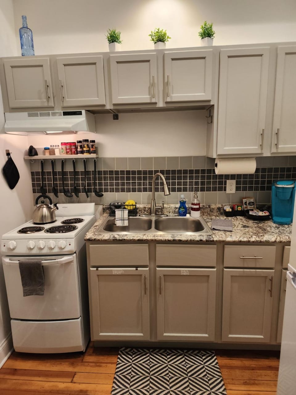 Coffee/tea facilities, oven, stove, toaster, kitchen