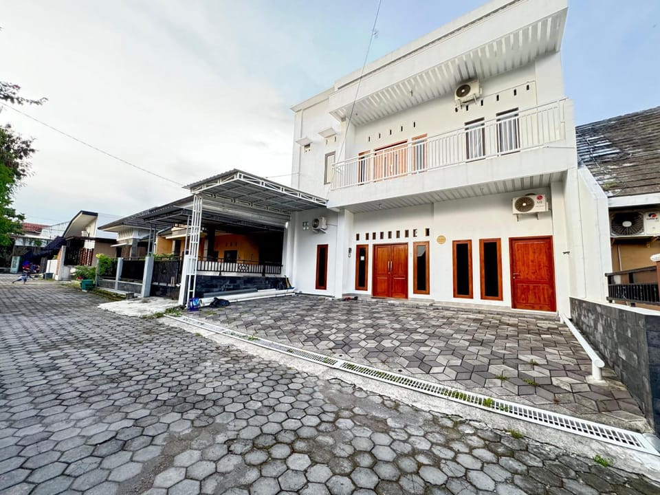 Property building, Day, Street view