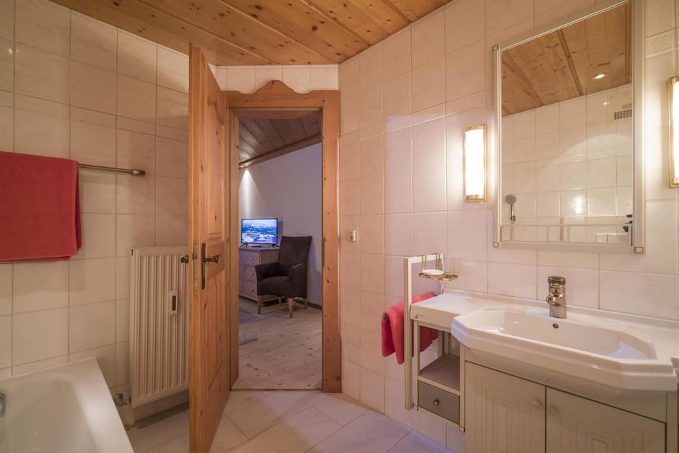 Bathroom, Bath, towels
