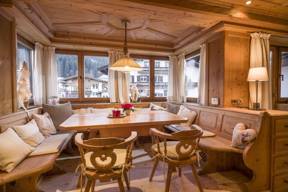 Seating area, Dining area