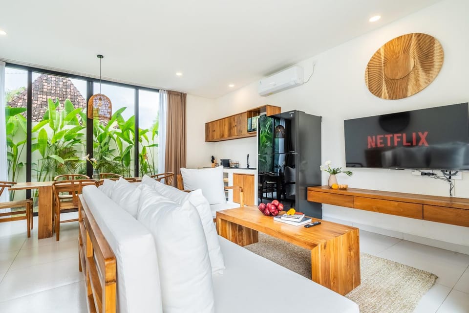 Communal lounge/ TV room, TV and multimedia, Living room, Seating area, air conditioner