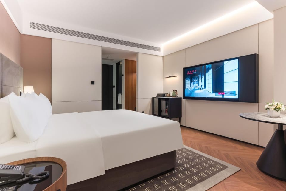 Bed, TV and multimedia, Bedroom