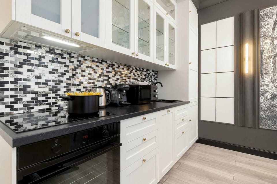 Coffee/tea facilities, Kitchen or kitchenette, stove