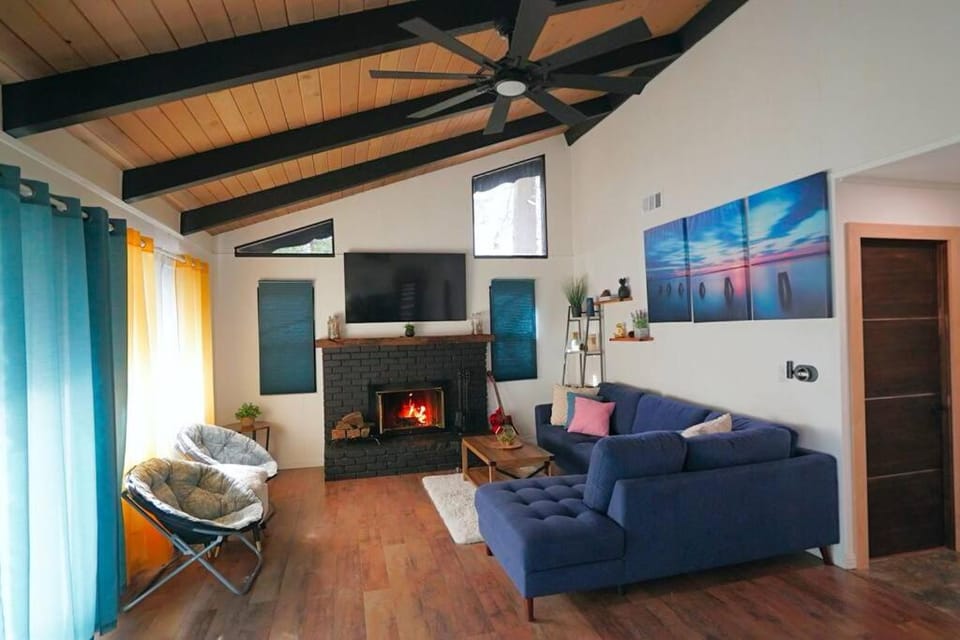 Beautiful Renovated Cozy Forest Home with Hot Tub in Crestline House in Crestline
