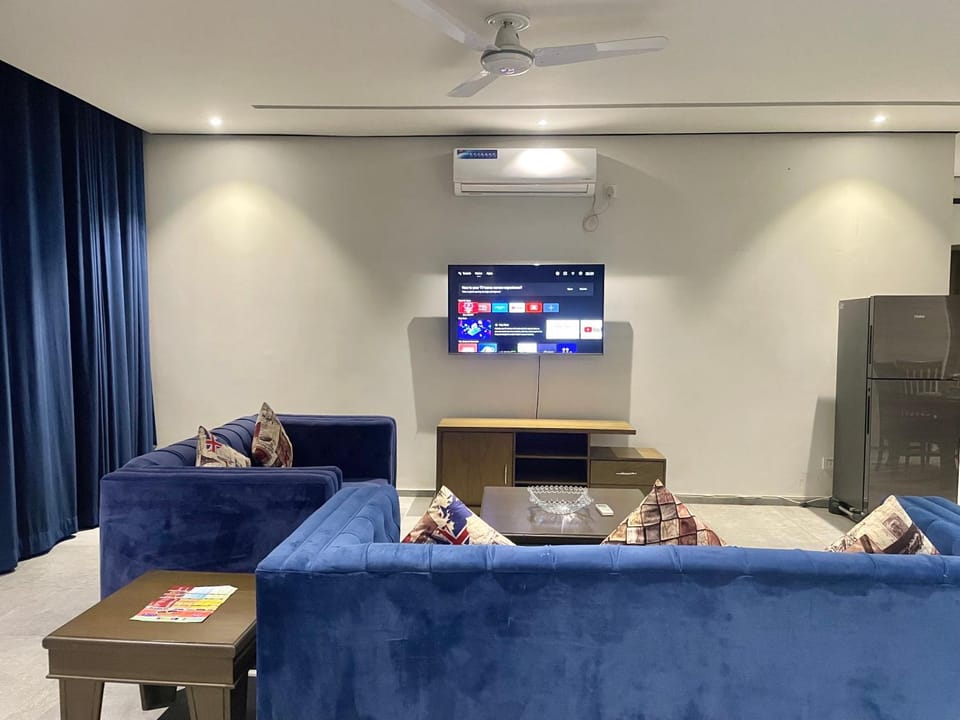 TV and multimedia, Living room, Photo of the whole room, Seating area, Bedroom, air conditioner