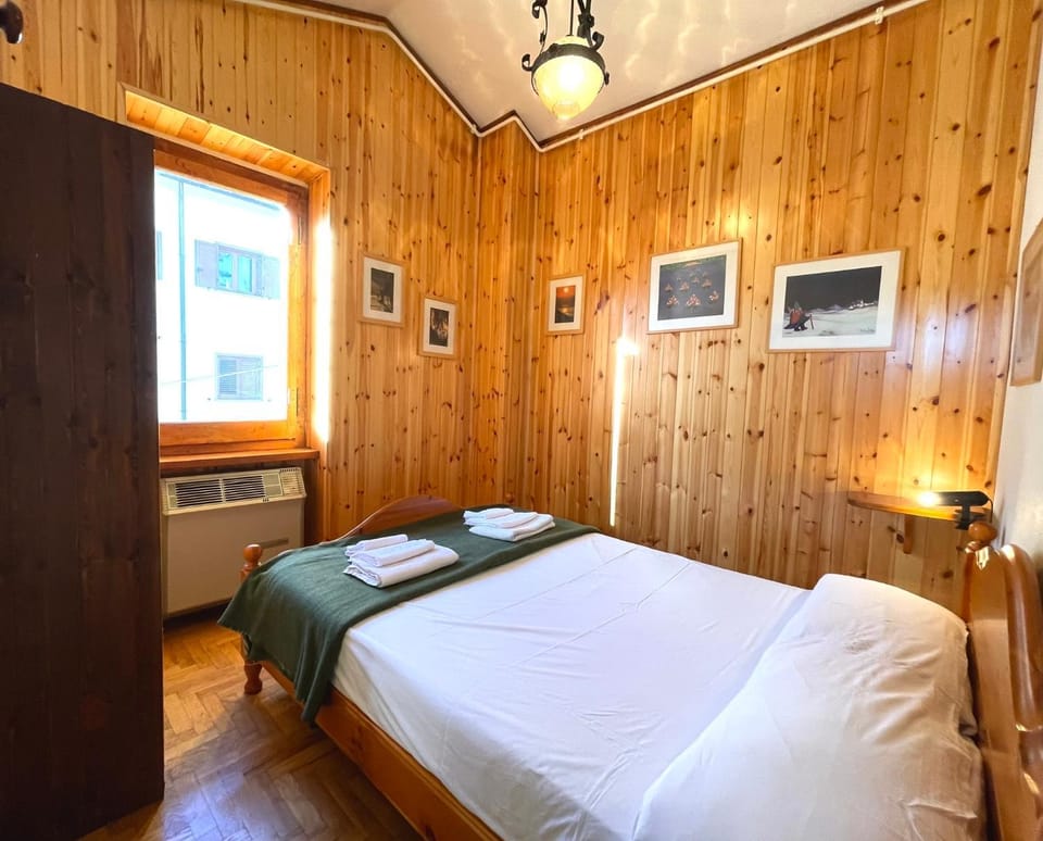 Photo of the whole room, Bedroom, towels