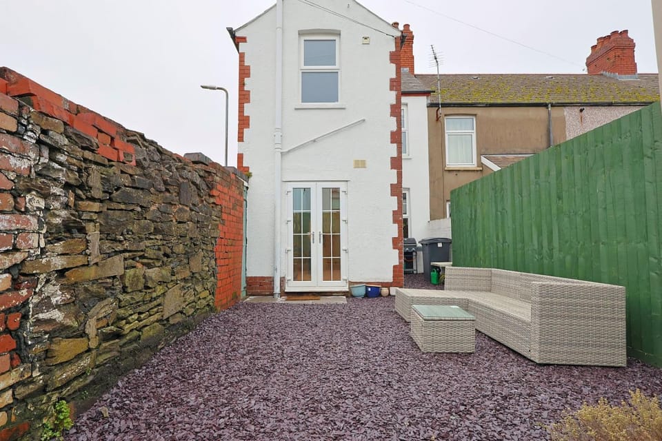 Spacious 2-Bed Cardiff Haven with Luxe Touches Bed and Breakfast in Cardiff