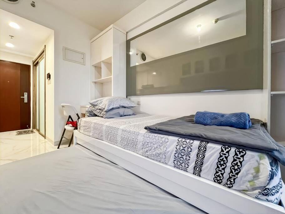 Cozy Studio Skyhouse Apt near ICE BSD with pool & Gym by 2ndHome Apartment in West Java