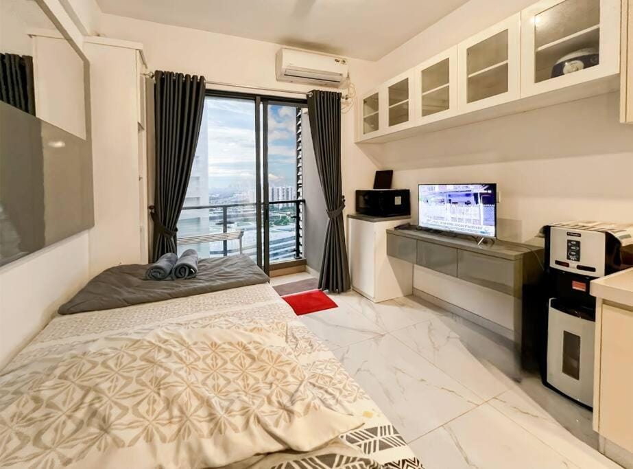 Cozy Studio Skyhouse Apt near ICE BSD with pool & Gym by 2ndHome Apartment in West Java