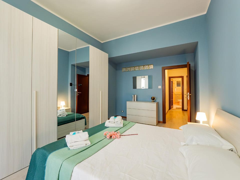 Bed, Photo of the whole room, Seating area, Bedroom, towels