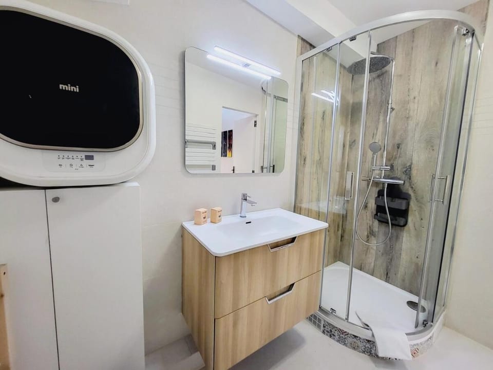 Aux portes du Vieux-Nice - 2chambres / 4 personnes - Central & A/C Apartment in Nice