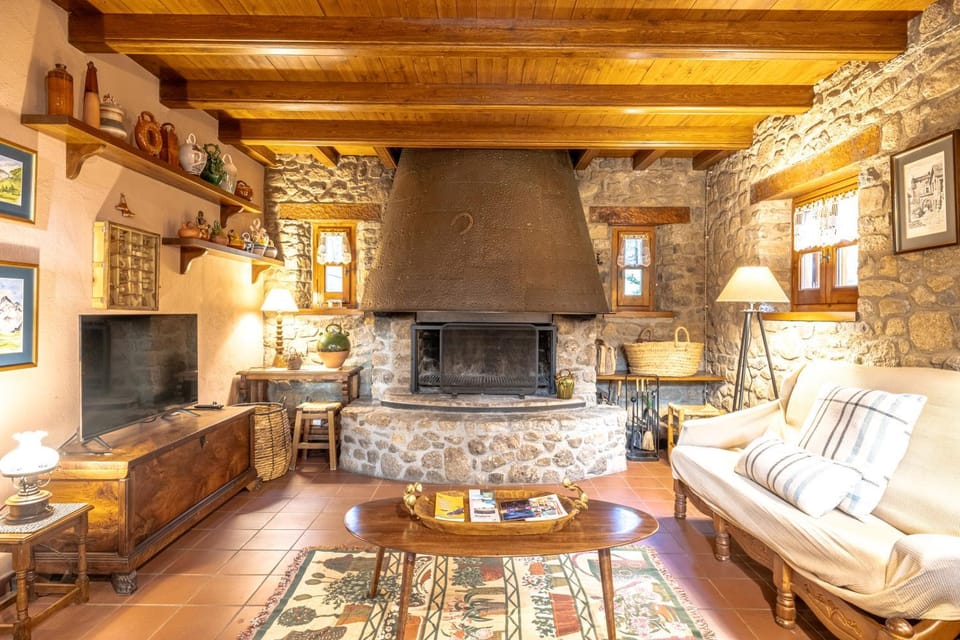 Living room, Seating area, Dining area, fireplace