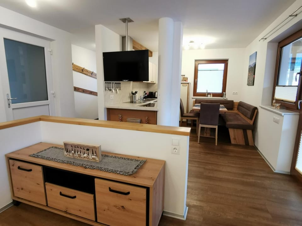 TV and multimedia, Kitchen or kitchenette, Seating area
