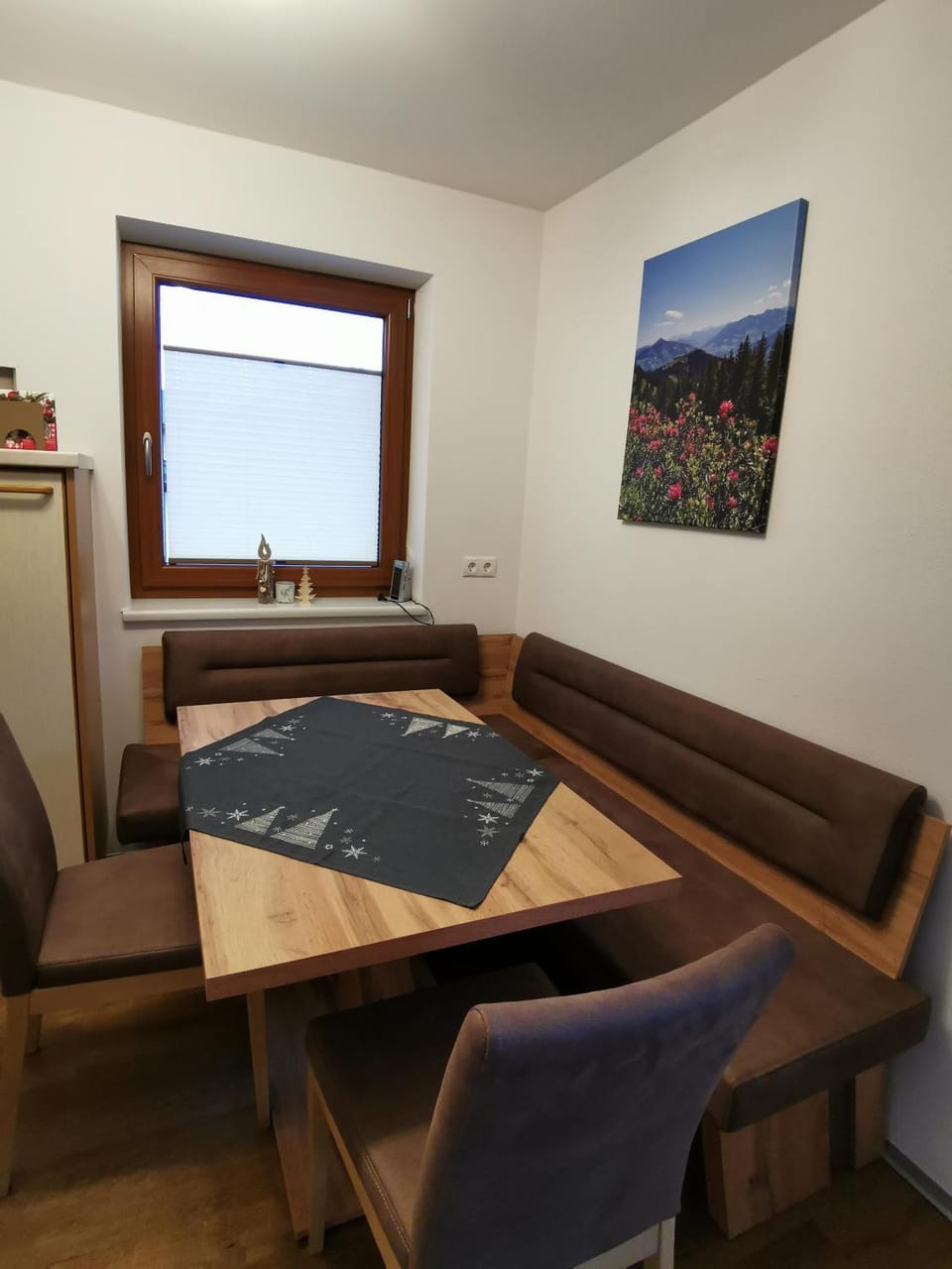 Seating area, Dining area