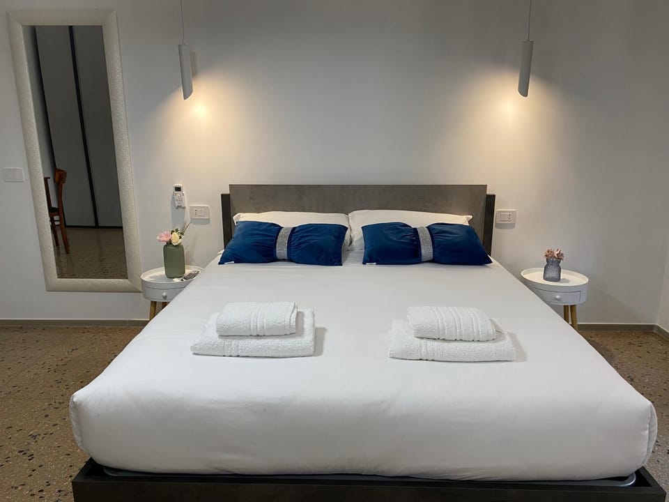 Bed, Bedroom, towels